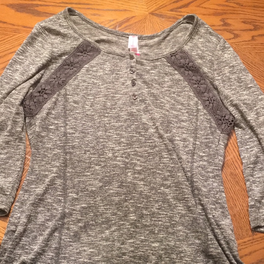 Cute grey shirt
